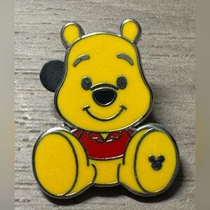 5/$25 Disney Winnie The Pooh Big Feet Pin